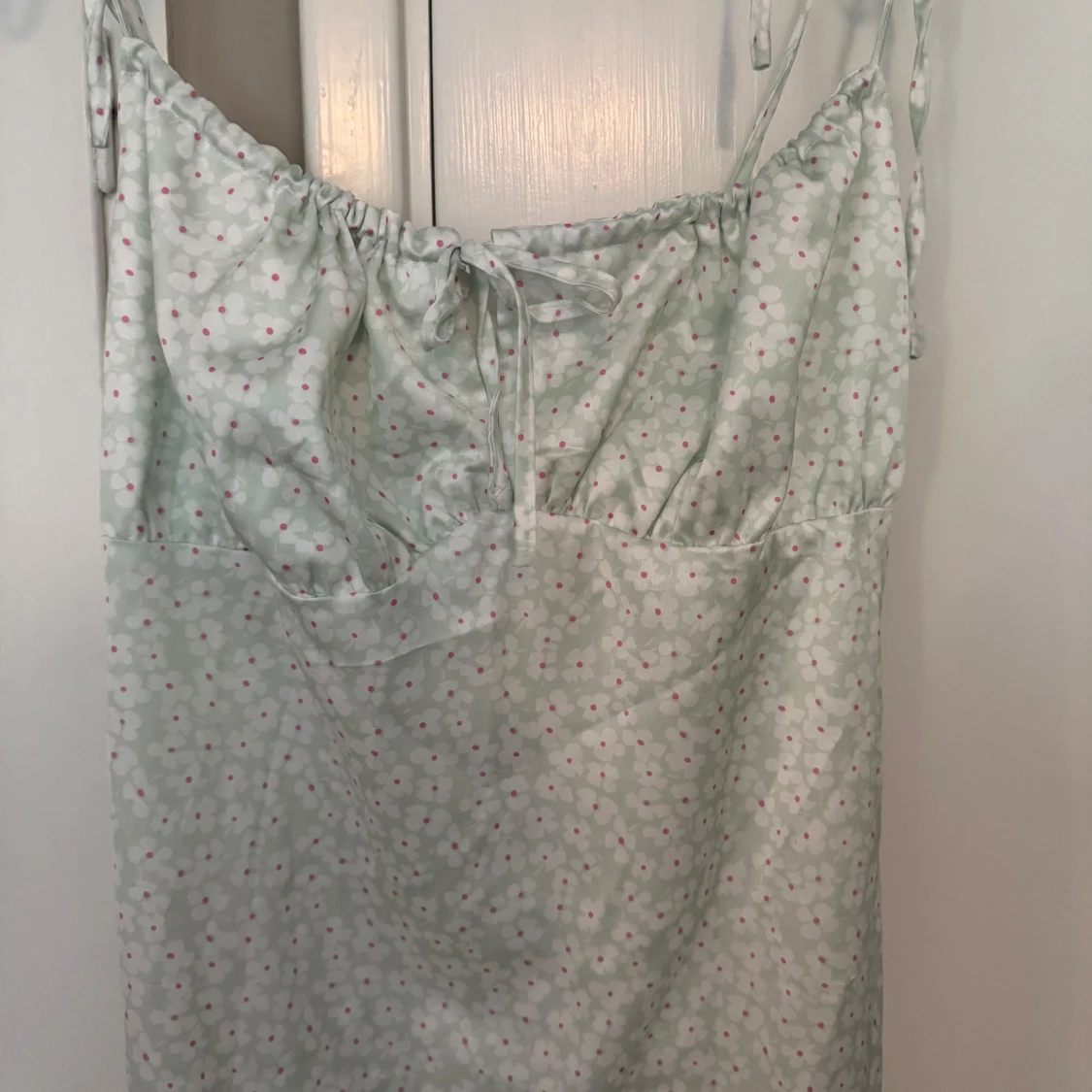 Ljusblommig långklänning med knyt - milkmaid modell - 2