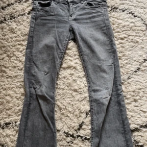 Grå bootcut jeans från Gina Tricot - Jeansen är väl använda men i bra skick. De är lite korta i benen för mig som är 165💞