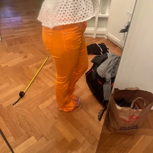 Orange jeans  - Säljer ett par riktigt snygga orangea jeans från märket Ivy. Storlek 25. 