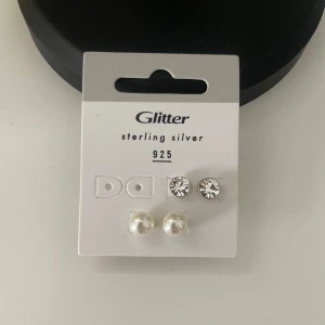Glitter örhängen i silver och pärlor - Två par stilrena örhängen från Glitter i äkta sterling silver 925. Aldrig använda! (Ny pris 250 kr) 