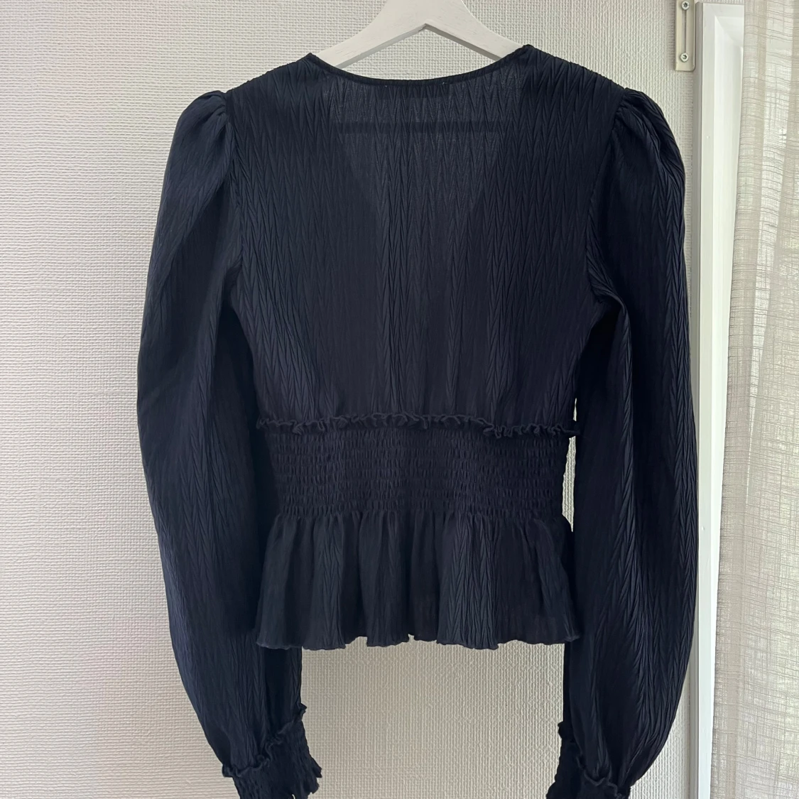 Mörkblå blus med volang från NA-KD - 2