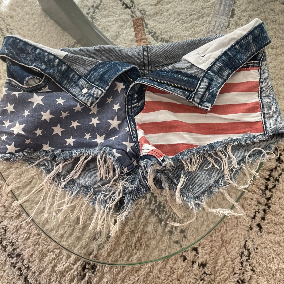 Jeansshorts med USA-flagga och fransar