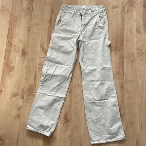 Vita cargopants från Perfect Jeans - Säljer ett par vita cargopants från Perfect Jeans i storlek w32. Byxorna har raka ben, flera fickor på sidorna och klassisk cargostil. Perfekta för en avslappnad och trendig look.