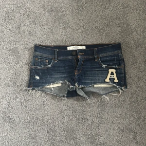 Lågmidjade jeansshorts  - Intressekol på dessa jätte fina lågmidjade jeansshorts från Abercrombie & Fitch💞💞