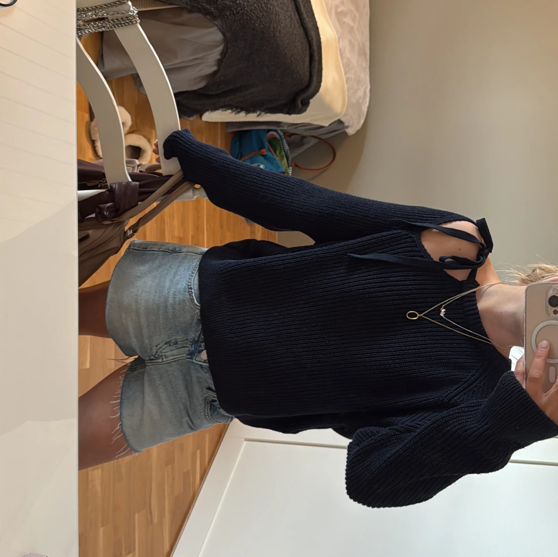 Svart stickad tröja med knytband