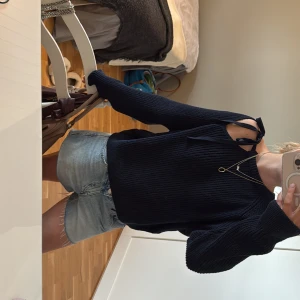 Svart stickad tröja med knytband - Sååå fin stickad tröja från mango. Endast använd en gång och är i nytt skick!! Superfin knyt detalj vid ena axeln!💖💖