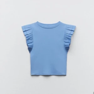 Söt blå topp från Zara - Säljer min blåa topp ifrån Zara då den inte kommer till någon användning längre💗(färgen är lite starkare i verkligheten men kontakta mig för fler bilder)💞Den är i fint skick och passar xs-s, kontakta mig vid frågor eller funderingar.