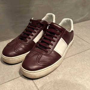 Valentino Flycrews - Tja! Säljer dessa sjyssta Valentino Flycrewsen i läder och vinröd färg. De är använda men ändå i bra skick, en nit saknas på vardera sko men annars inga andra defekter. Storlek 42 och passar perfekt som så. Hör av vid frågor!