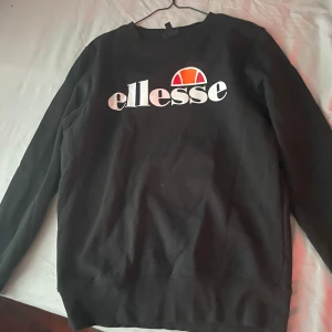 Svart sweatshirt från Ellesse - Säljer en svart sweatshirt från Ellesse som knappt är använd