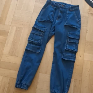 Cargo jeans - Svincoola byxor som tyvärr aldrig kommer till användning. De är stretchiga, jag har knappt använt dem men de är köpta second hand (dock i väldigt bra skick enligt mig!)