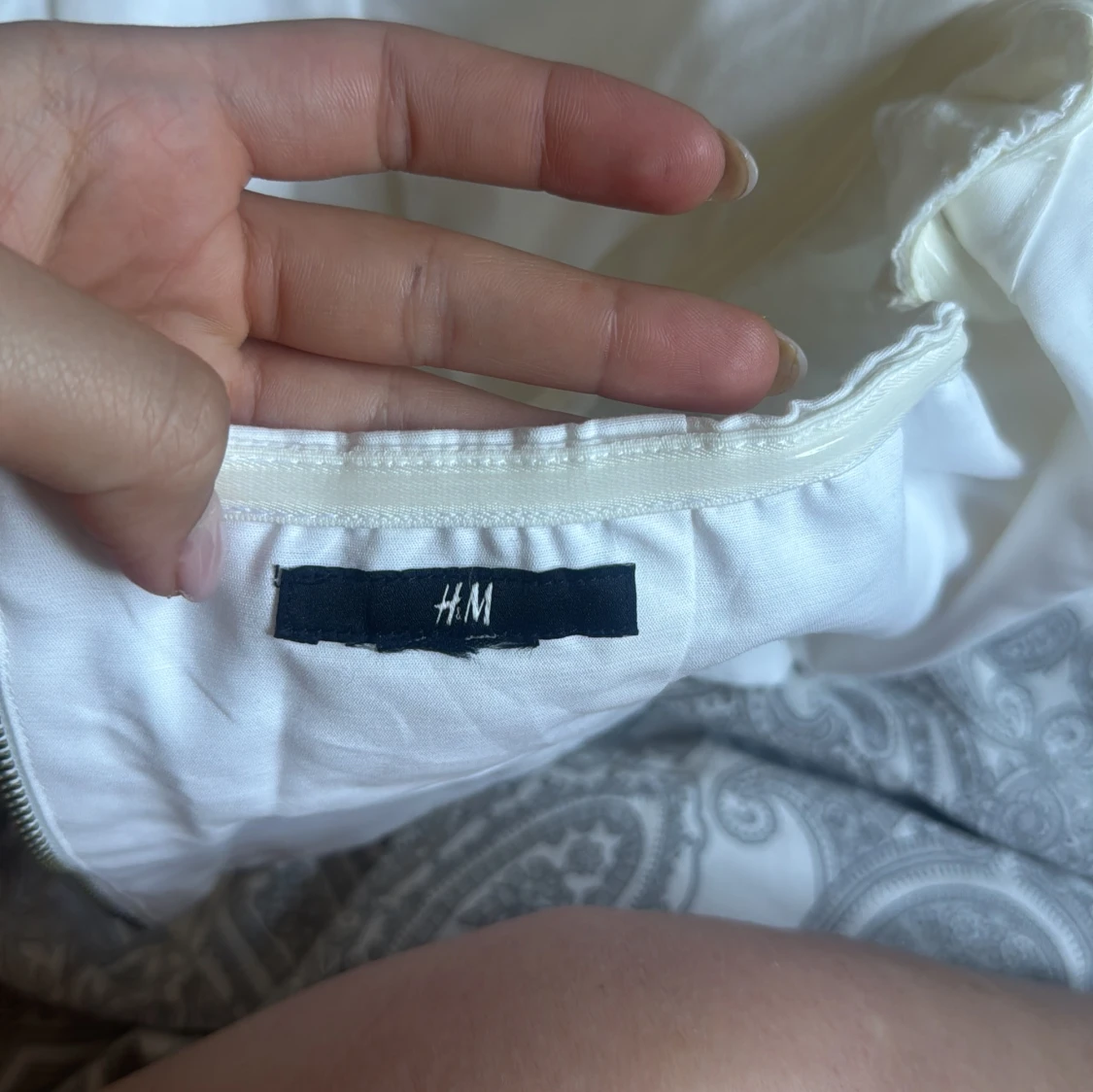 Vit axelbandslös kortklänning från H&M - 3