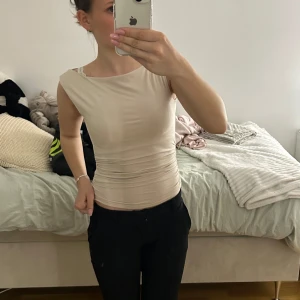 Boatneck top - Säljer en supersnygg topp med boatneck i beige färg💞