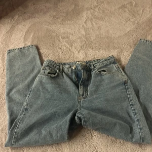 Ljusblå jeans från g perfect jeans - Klassiska ljusblå jeans med raka ben och normal passform från g perfect jeans . Aldrig använda och dom är förstora priset kan diskuteras💗