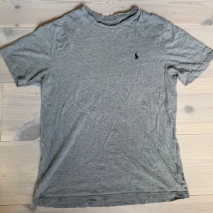 Polo Ralph Lauren T-shirt i S - Mörkgrå Polo Ralph Lauren T-shirt. Kvalitén är bättre än bilden ger intryck av. 