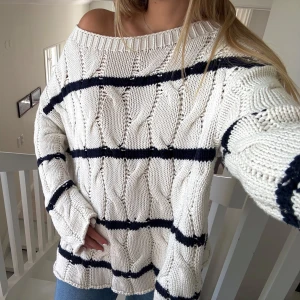 Vit stickad tröja - Säljer en vit randig tröja från zara med kabelstickat mönster. 💘