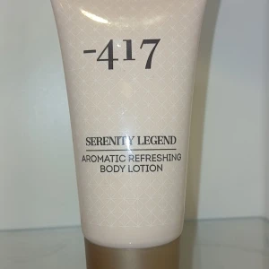 -417 Serenity Legend Aromatic Refreshing Body Lotion - En lyxig body lotion från -417 i serien Serenity Legend. Tuben är ljusbeige med subtilt mönster och guldfärgad botten. Produkten är en aromatisk och uppfriskande kroppslotion som återfuktar huden.