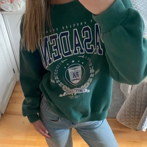 Grön sweatshirt  - Mysig grön sweatshirt som är ganska använd men änndå mycket fint skick! 