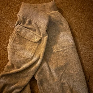 Juicy couture  - Ljusgråa juicy couture mjukis byxor med ficka på rumpan🩶