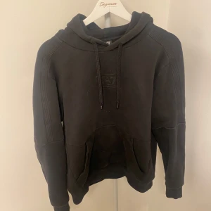 EA7  - Säljer min EA7 Hoodi för att den är för liten för mig. Den är ganska gammal men har Inge skador. Skriv om du har några frågor!!