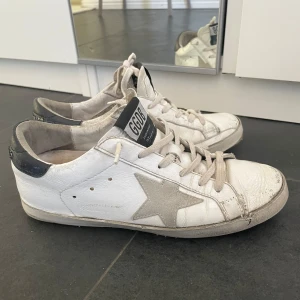 Byter/säljer mina golden goose - Söker byten mot mina golden goose! Jag tar jackor och skor. Tar storlek 36-38 på skor och 142-158 på jackor. Om ni vill köpa på är mitt pris 950kr köpes för 5000kr. Den har ett par defekter men det syns inte så mycket. Skriv till mig privat om fler bilder!