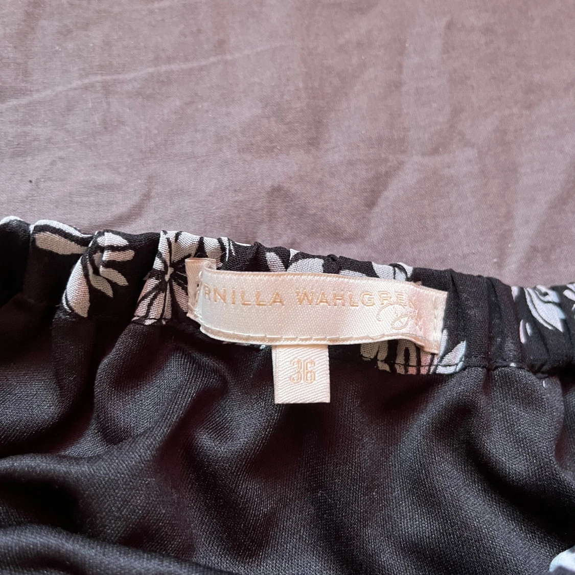 Svart blommig kjol från Pernilla Wahlgren - 2