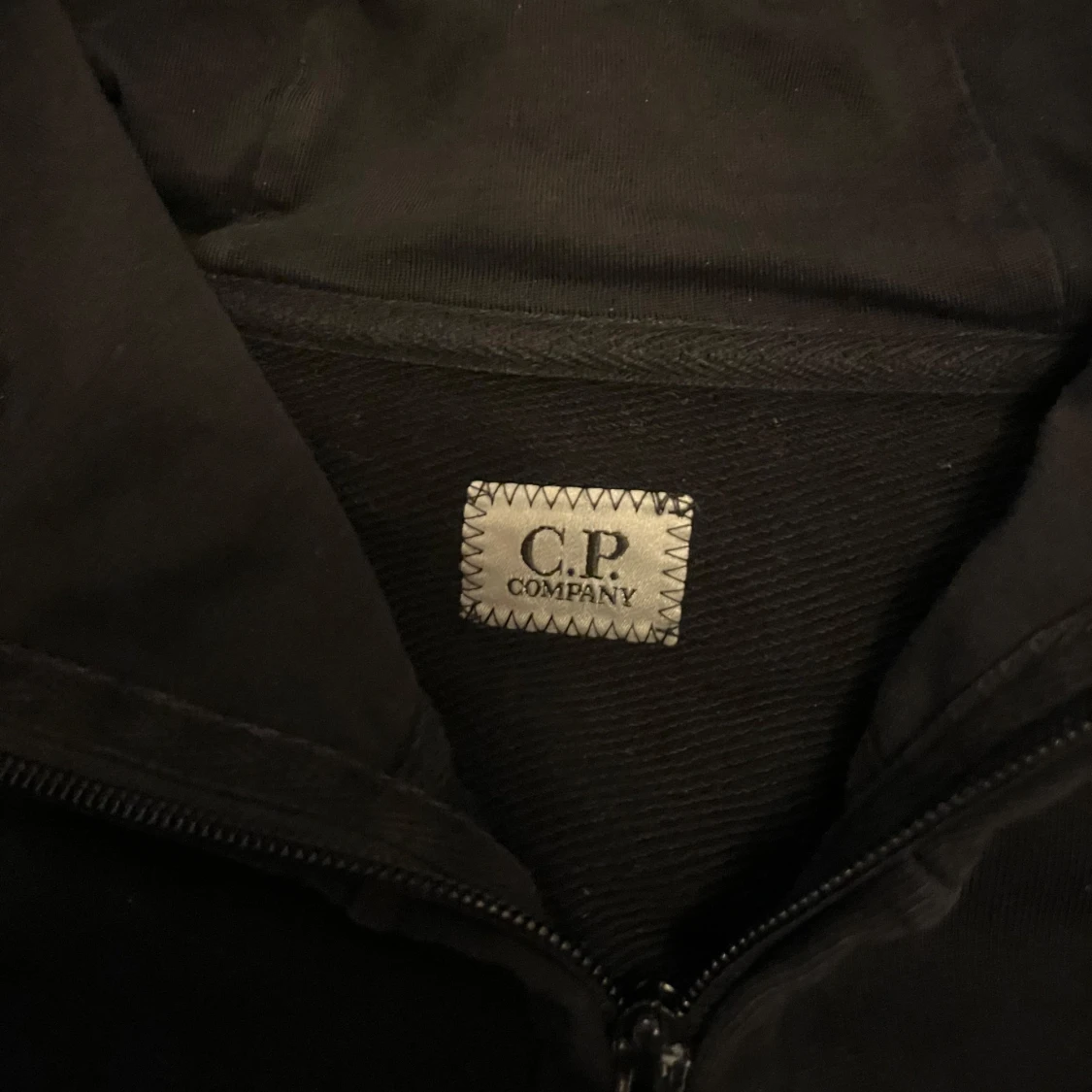 Svart hoodie med glasögon från C.P. Company - 3