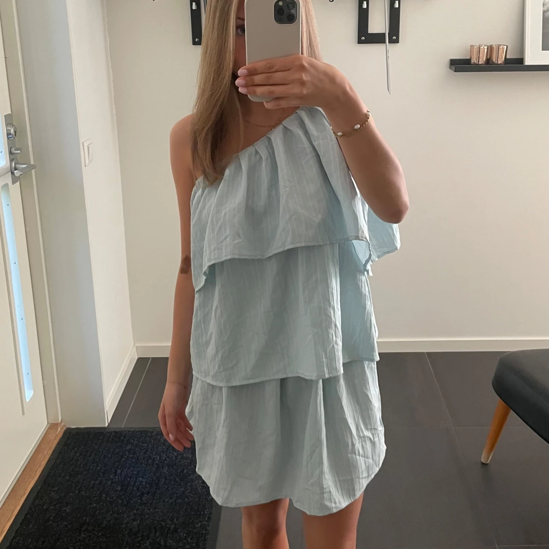 Ljusblå axelbandslös volangklänning - 1