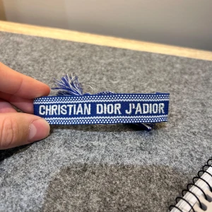 Dior armband  - Helt nytt. Finns fler färger, kolla min profil. 1 för 149 2 för 200! Justerbar i storleken