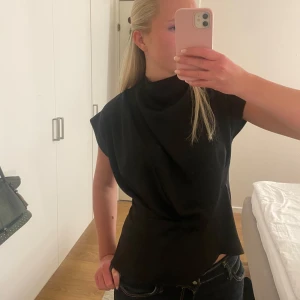 Festtopp - Säljer denna super fina topp från Zara som tyvärr inte kommer till användning längre☺️☺️