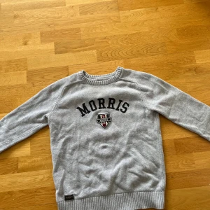 Morris tröja - Tja säljer denna tröjan eftersom jag har växt ur den. Väldigt bra skick och inga defekter. Om du har några funderingar är det bara att skriva.