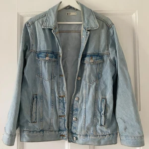 Ljusblå jeansjacka från ginatricot  - Säljer en klassisk ljusblå jeansjacka från ginatricot i storlek S. Kostar 600 kr i nypris