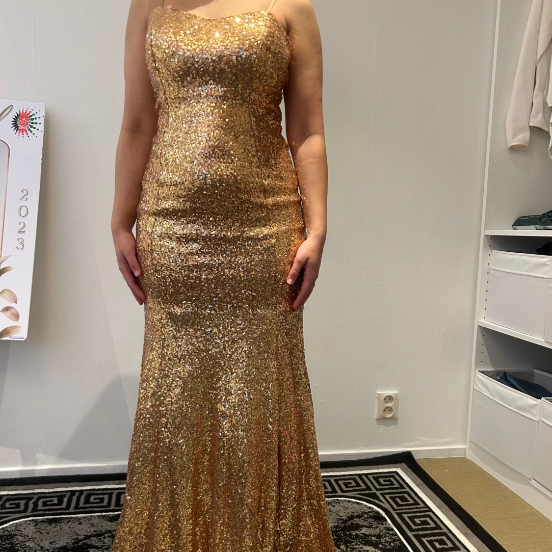 Glittrig guldig långklänning med snörning i ryggen - 1