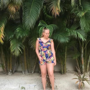 Jumpsuit - Söt liten somrig jumpsuit köpt på Primark. Storlek 40 men skulle säga att den motsvarar 38/M. I fint skick. 