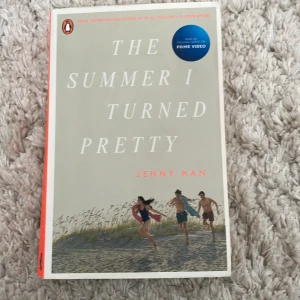 The Summer I Turned Pretty - Säljer boken 'The Summer I Turned Pretty' av Jenny han. Har läst den så då kom jag på att jag kunde sälja den istället för att den skulle ta onödig plats i mitt rum💗tyckte att den var riktigt bra o mysig att läsa på sommaren.