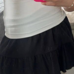 Svart volangkjol - Säljer en svart kortkjol!