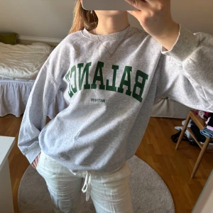 Grå sweatshirt med tryck - Skön, perfekt och grå sweatshirt!! Från Hm storlek S. Lite nopprig som syns på sista bilden!🩶🩶🩶
