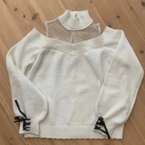 Kawaii vit tjocktröja off shoulder - MÖTS I STOCKHOLM/SÖDERMALM!! FRAKTAR INTE  köpt från romwe tror jag men är knappt alls använd, dom svarta banden går att ta bort.