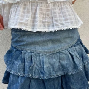 Jeanskjol med volanger  - En verkligen sp perfekt jeans kjol med så fina volanger🥹🥹 älskar denna verkligen 🩷 flrsta bilden är bara en liknande från pinterest men dem andra bildena är mina🩷