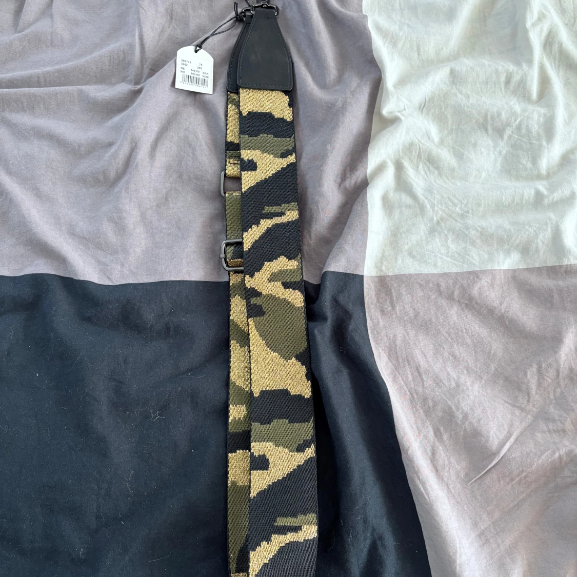 Bred camouflage väskband