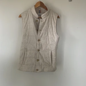 Beige quiltad väst - Tja! Säljer nu en riktigt snygg beige quiltad väst från dressman, västen är av linne och i storleken S, perfekt till sena sommarkvällar! Hör av dig vid frågor o funderingar!💫