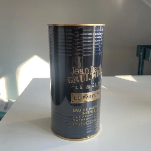 Jean Paul Gaultier Le Male Le Parfum 125ml (Oöppnad) - Jean Paul Gaultier Le Male Le Parfum är en intensiv eau de parfum för herrar. Flaskan kommer i en mörkblå metallburk med gulddetaljer och rymmer 125 ml. Doften är kraftfull och elegant, perfekt för dig som gillar klassiska och moderna toner. Kvitto finns! 