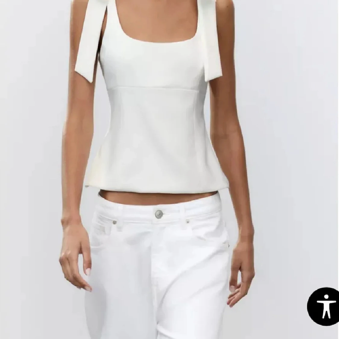 Vit linnetopp med breda axelband - 1