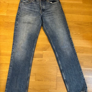 Blå raka jeans från Zara - Klassiska blå jeans från Zara.
