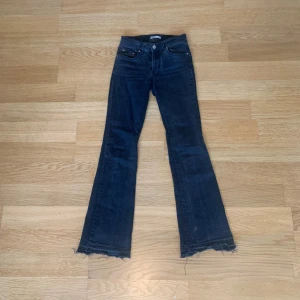 Svarta jeans - Är tyvärr för små för mig💛💛