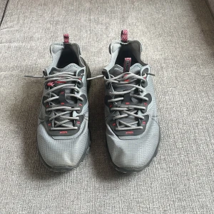 Grå Nike react - Säljer nu mina react, väldigt bra skick då jag har använt under 10 gånger