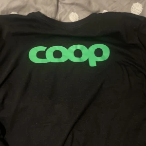 Coop tröja - Säljer en riktigt fet och unik Coop T-shirt, denna e i storlek M jag är 184 och den passar mig perfekt. Väldigt sällsynt!! Denna är från Coop efter praktiseringen. Inte enkel o få tag på!!!