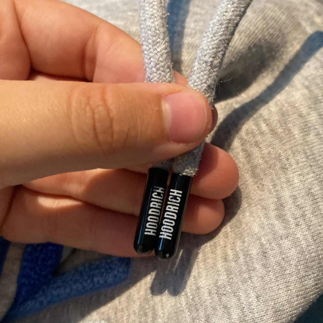 Grå hoodie från Hoodrich - 2