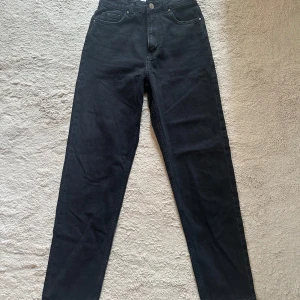 Svarta raka jeans - Säljer ett par oanvända svarta jeans från Zara