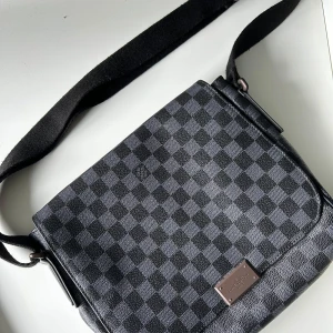 Rutig axelväska från Louis Vuitton,  - Stilren fräsch axelväska! Pris kan diskuteras😇.                          [Mer info pm!]
