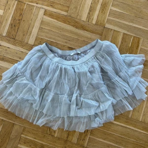 Glittrig kort kjol - Säljer denna silvriga korta kjolen från pieces, står ingen storlek men den är väldigt stretchig, går även att använda som topp. Skriv gärna om du vill ha fler bilder eller har några frågor💕🌟